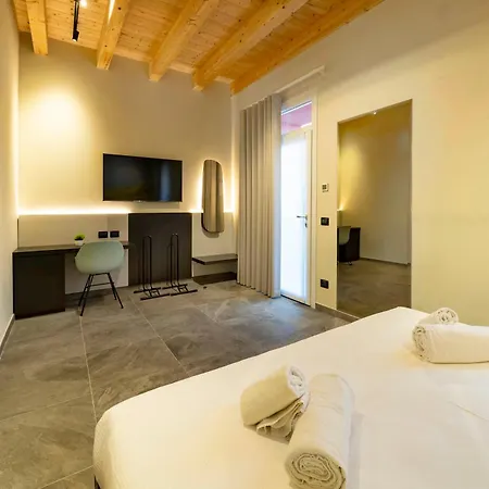Affittacamere Italianflat - Verona's River, Free Parking For Car & Bike, Nature, Relax *